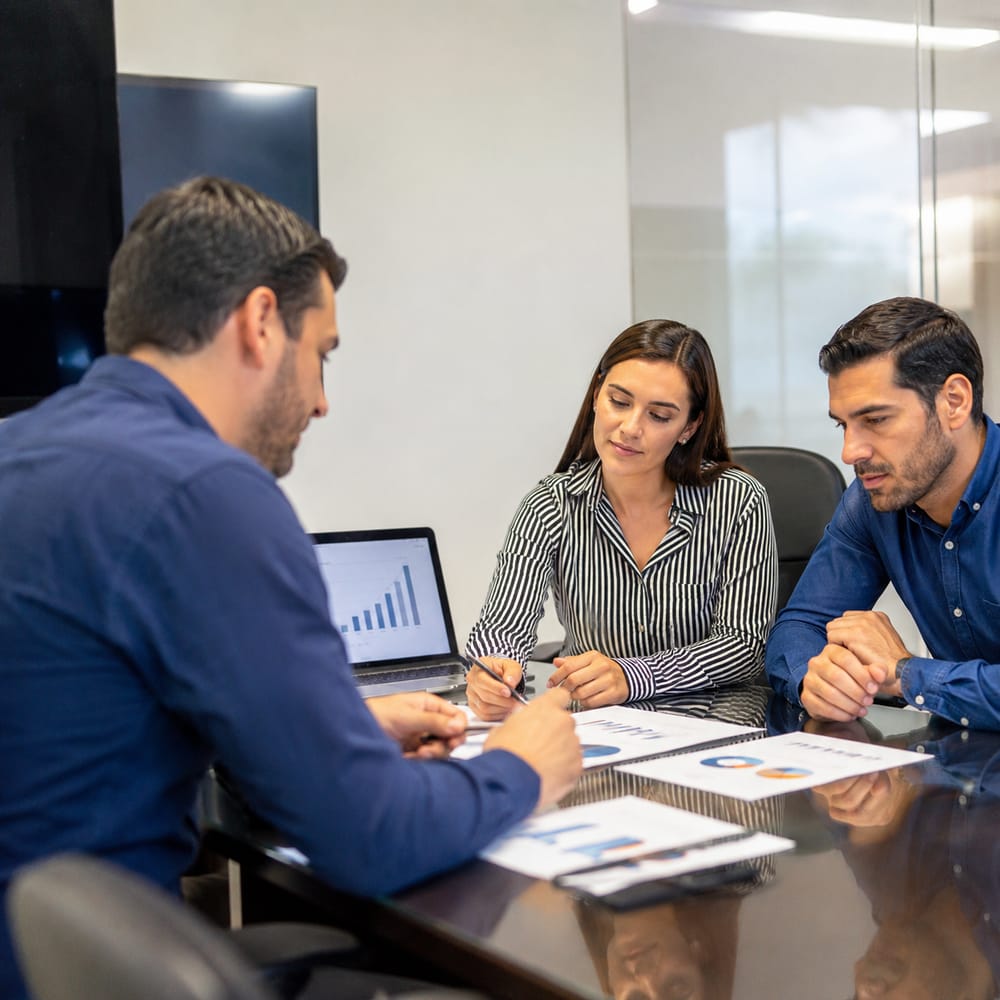 Equipo de consultoría analizando indicadores de negocio